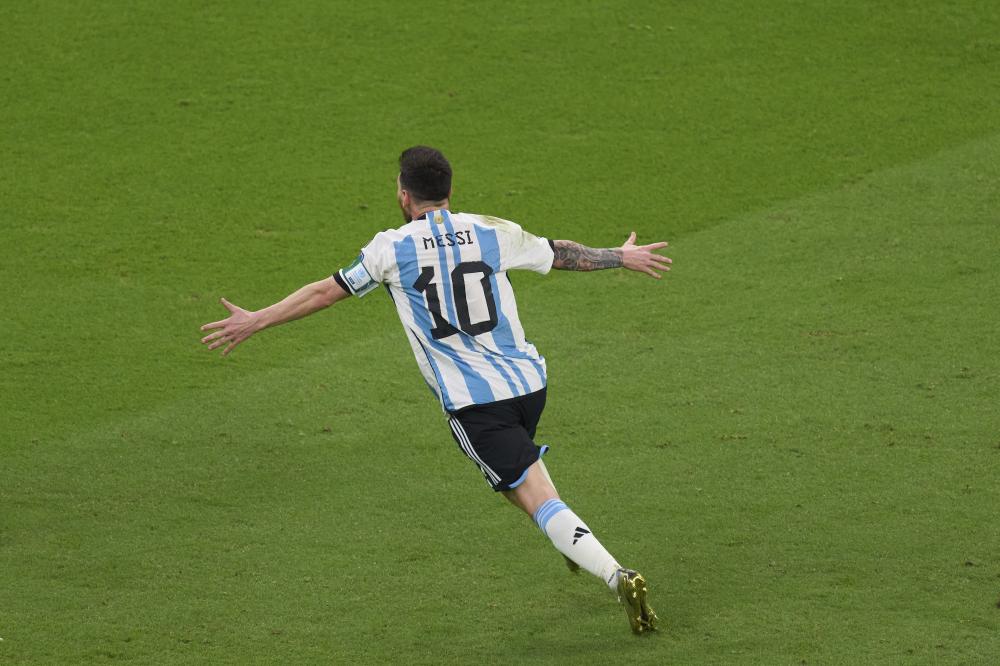 11月26日，阿根廷队球员梅西庆祝进球。 新华社记者 孟鼎博 摄