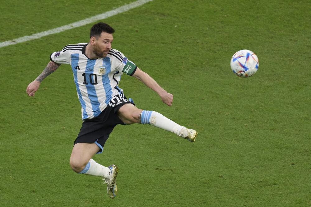 11月26日，阿根廷队球员梅西在比赛中控球。 新华社记者 孟鼎博 摄