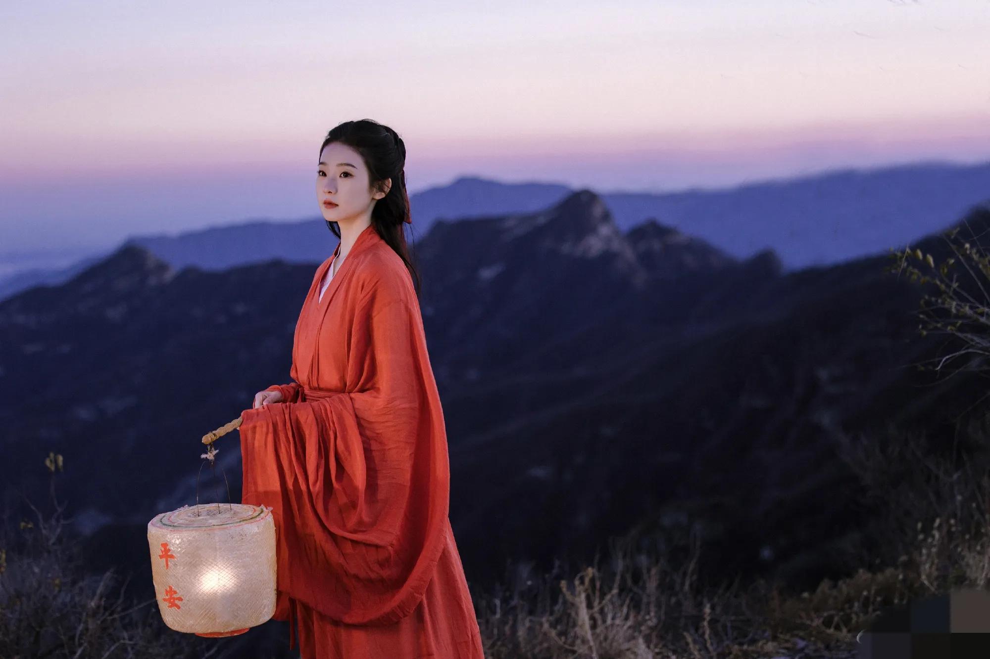 好有韵味,这时代峰峻还不赶紧给妹妹安排一部古装剧拍拍,最好演个侠女