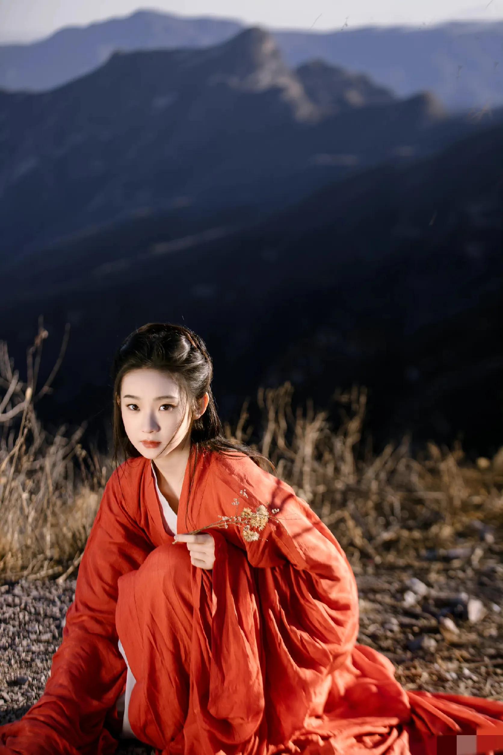 张艺凡红衣古风造型写真,清冷飘逸,灵动仙气__财经头条