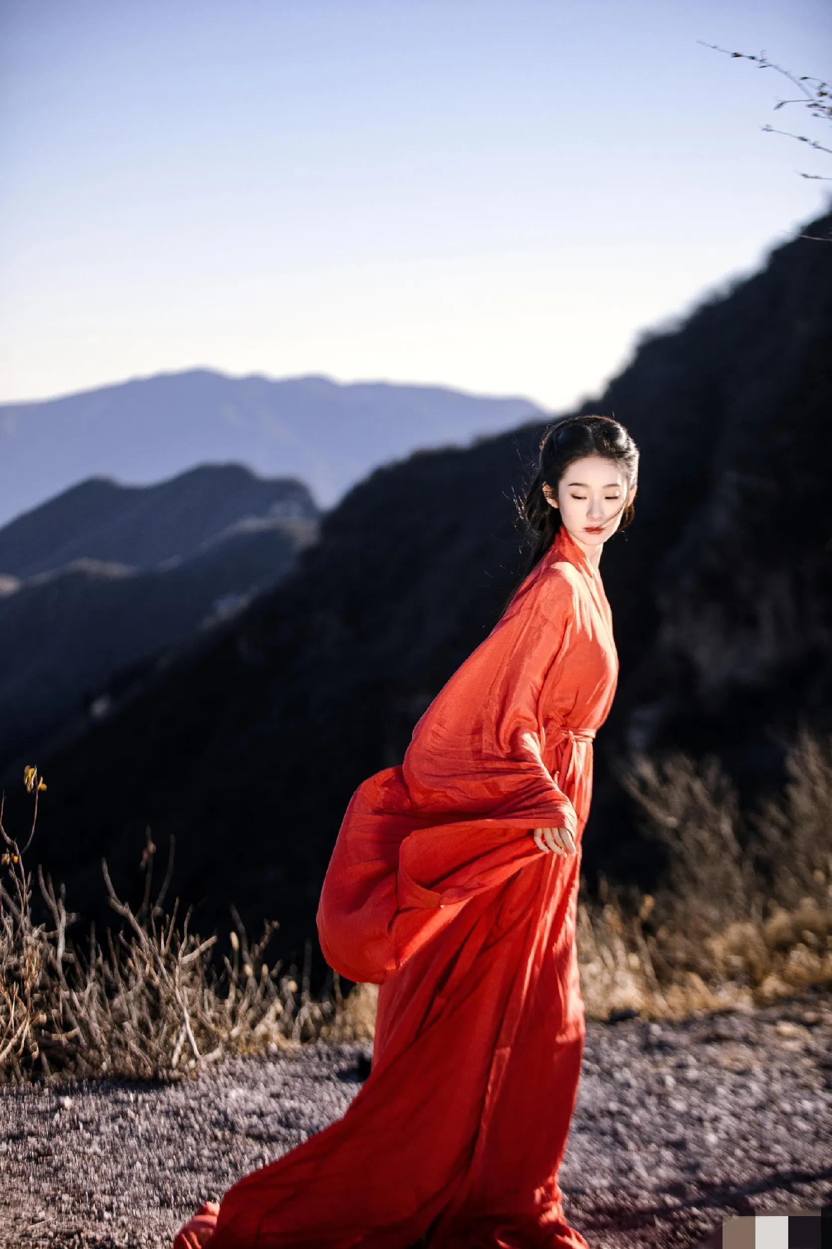 张艺凡红衣古风造型写真,清冷飘逸,灵动仙气__财经头条