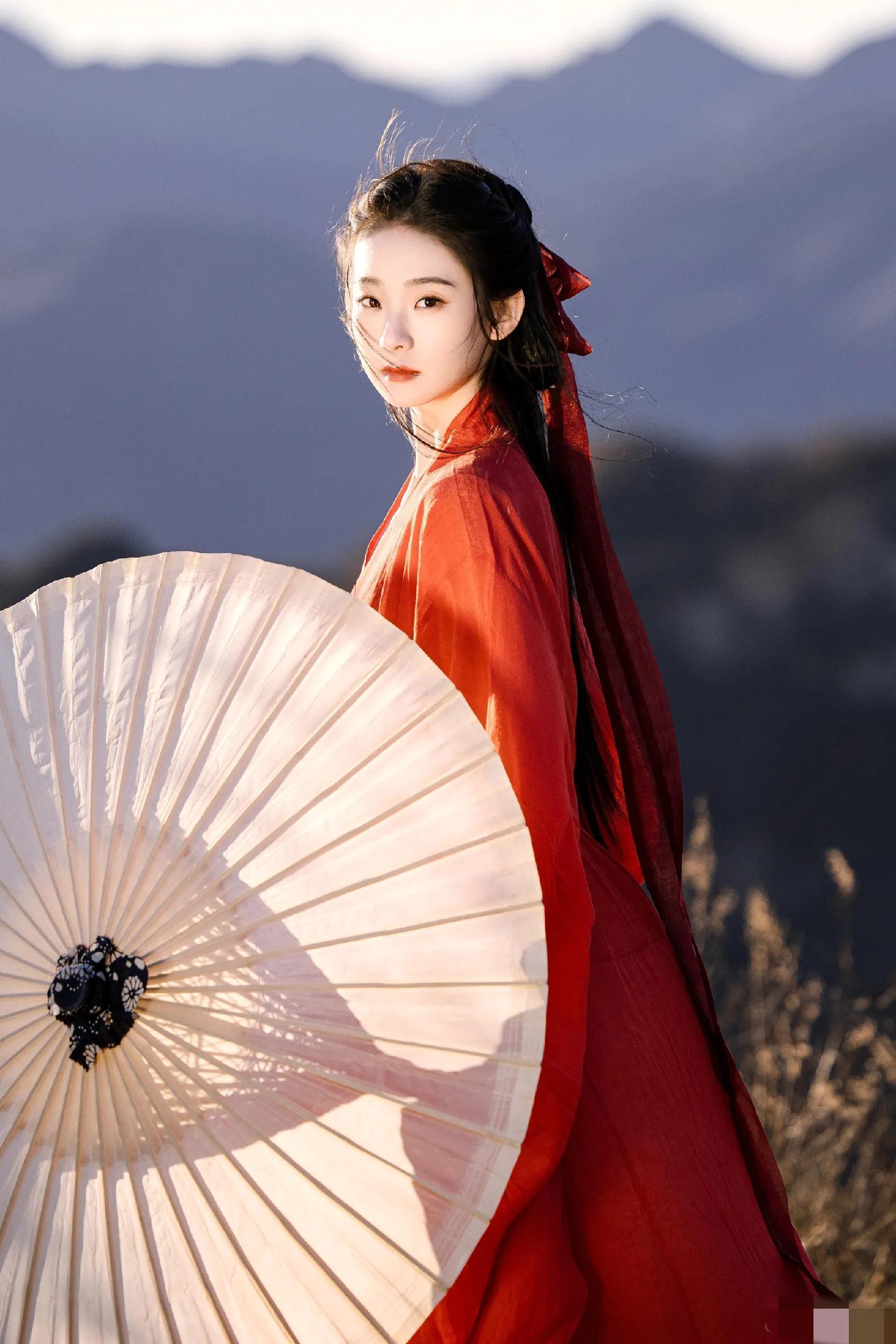 张艺凡红衣古风造型写真,清冷飘逸,灵动仙气__财经头条