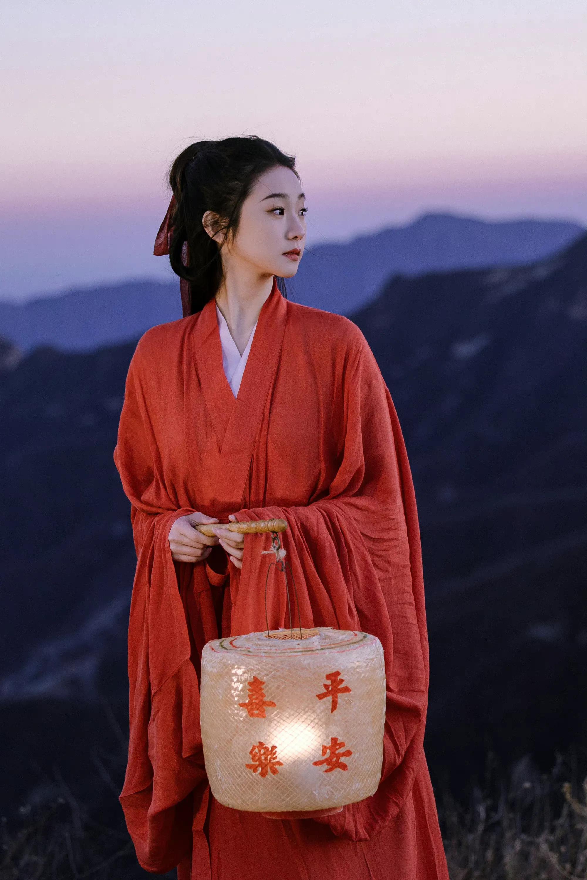 张艺凡红衣古风造型写真,清冷飘逸,灵动仙气__财经头条