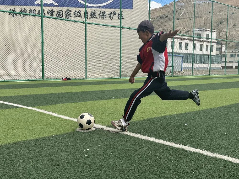 这孩子踢球只穿一只球鞋，背后有一个热血故事……休闲区蓝鸢梦想 - Www.slyday.coM