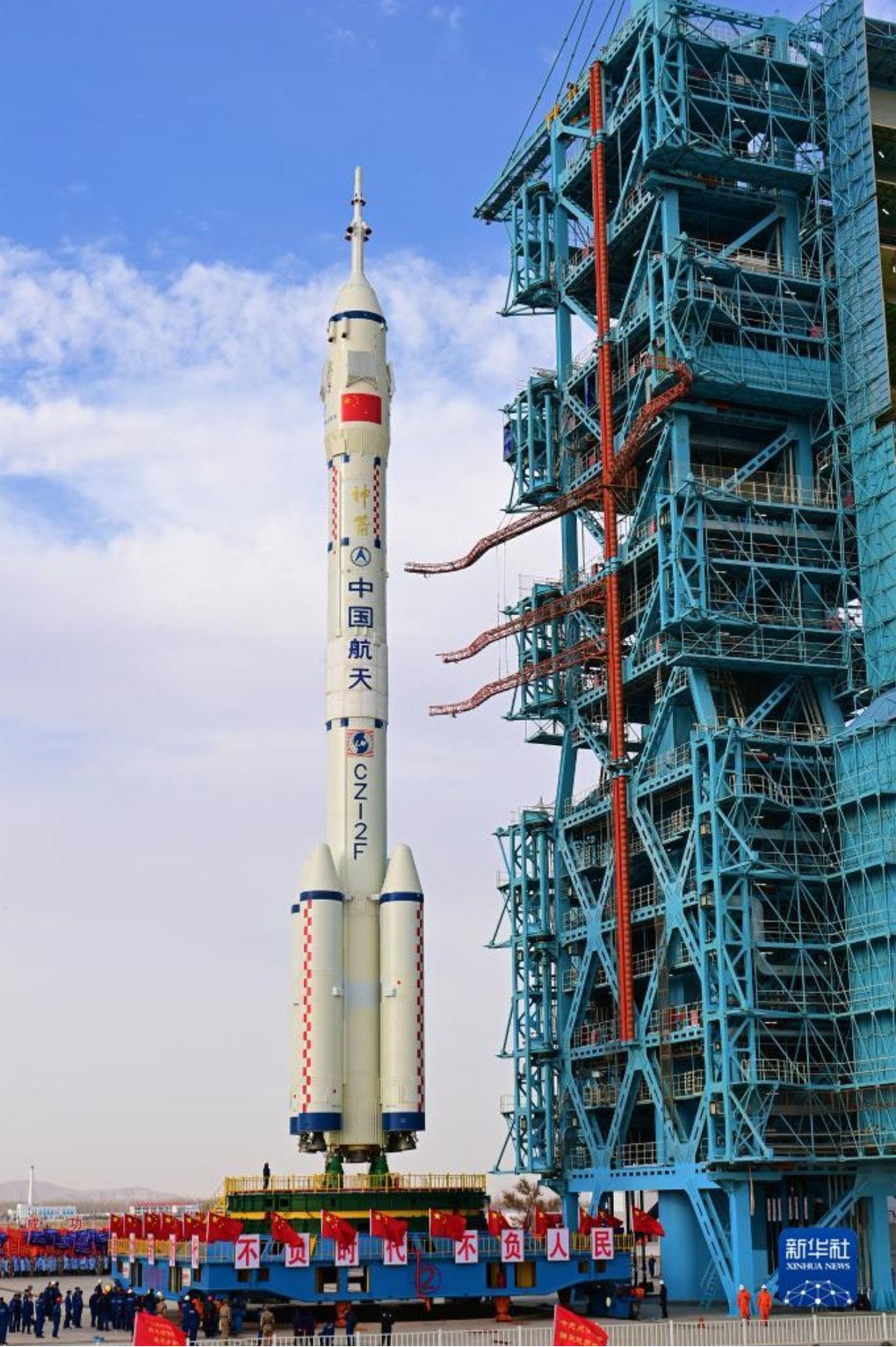 11月21日,神舟十五号载人飞船与长征二号f遥十五运载火箭组合体姿运