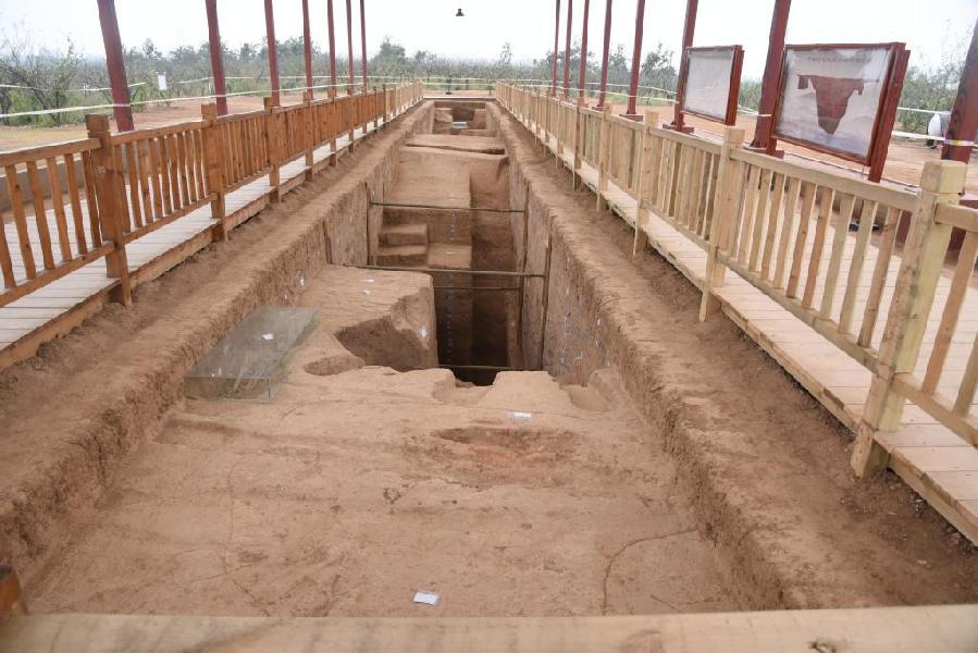这是仰韶村遗址发现的一处大型人工壕沟。