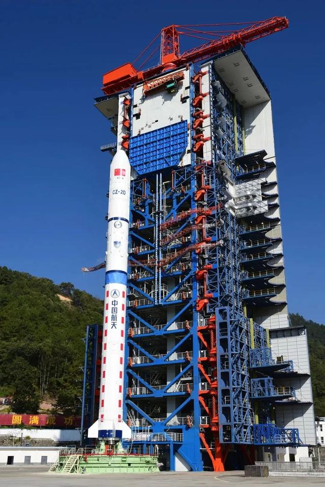 整装待发的长征二号丁运载火箭 本文图片均由 中国航天科技集团 提供