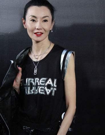 58岁张曼玉近照穿百元连衣裙,身形消瘦精神好,粉丝建议她多吃肉