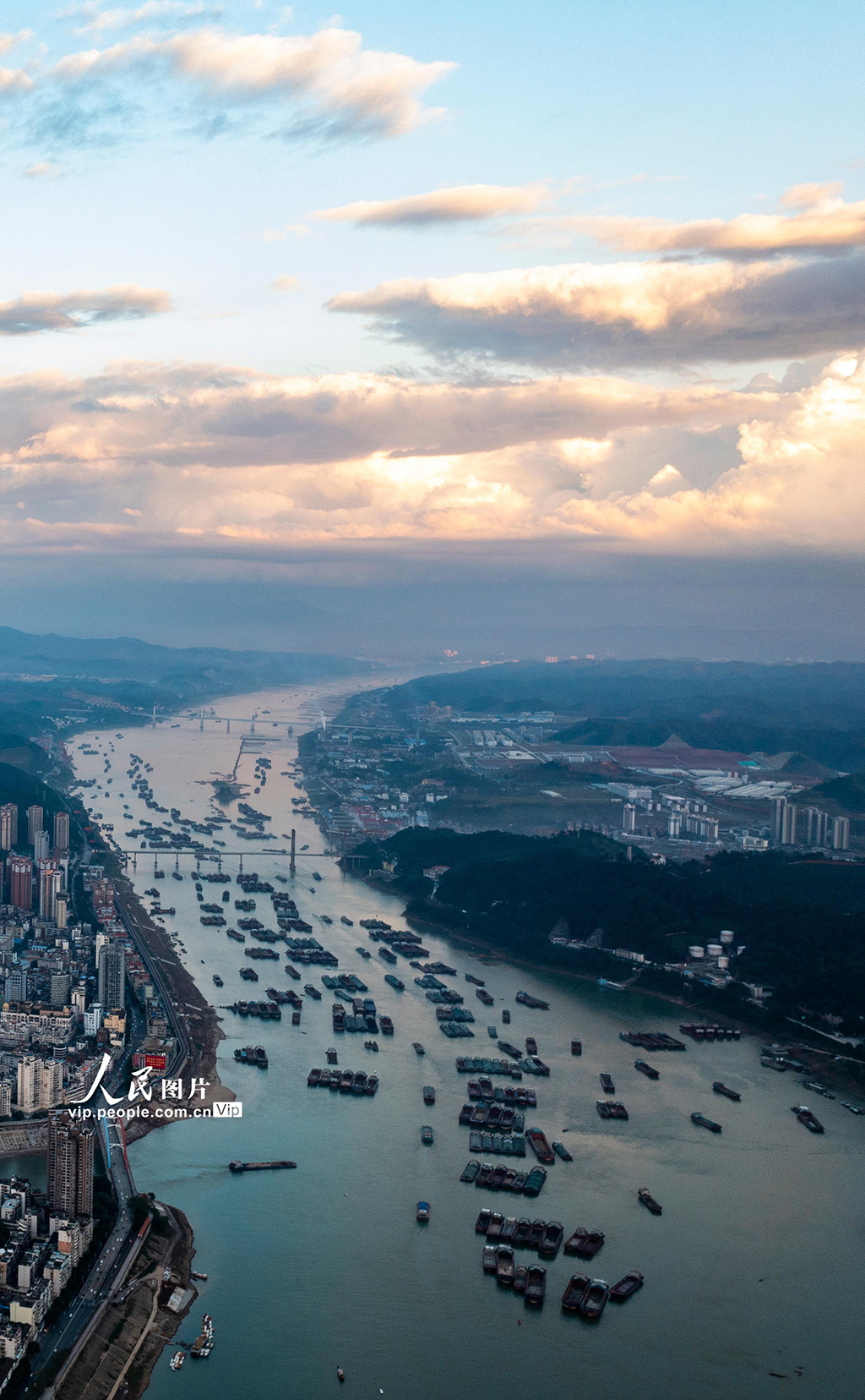 广西梧州西江货运忙