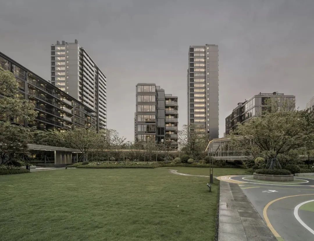 现在的豪宅都太卷了！休闲区蓝鸢梦想 - Www.slyday.coM