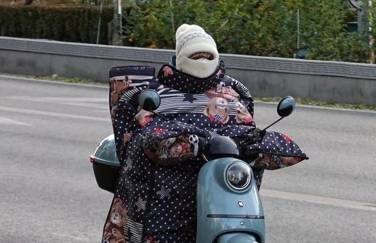 11月29日,东四十条,骑行的市民"全副武装"包裹严实.