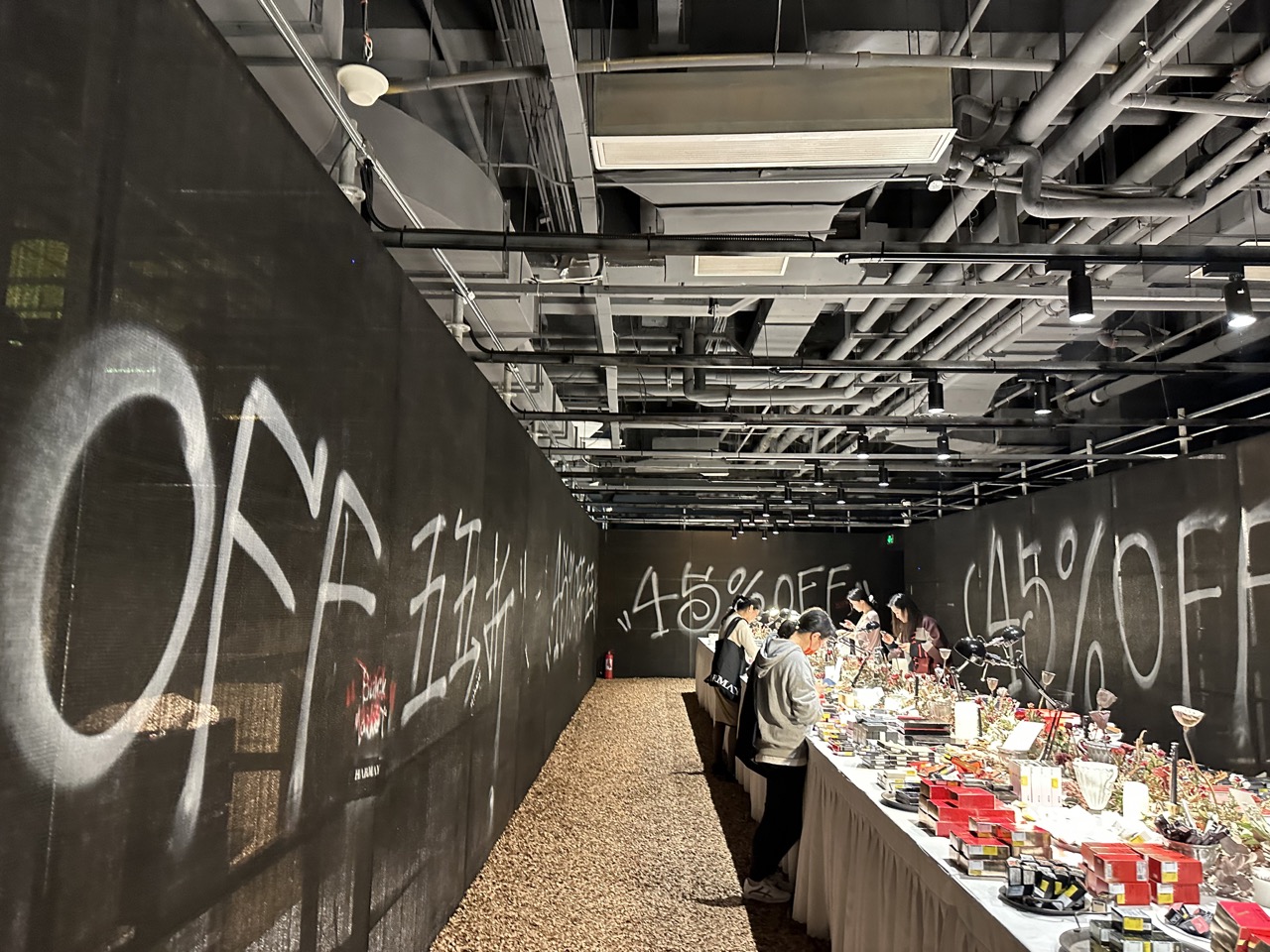 美妆集合店话梅在上海开了家最低两折折扣店,但入场需买门票__财经