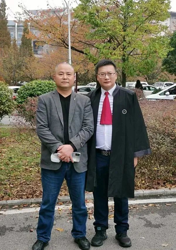 李玉前的哥哥李玉山(图左)和辩护律师周兆成(图右).受访者供图