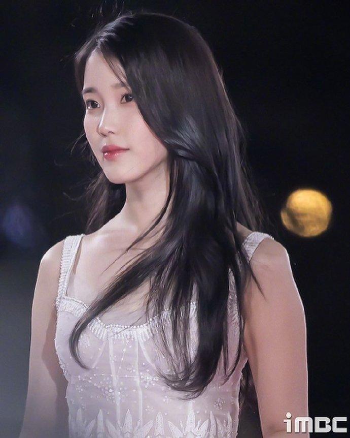 李知恩身穿吊带白裙手捧金杯超靓丽!雪肤玉貌太性感撩人__财经头条