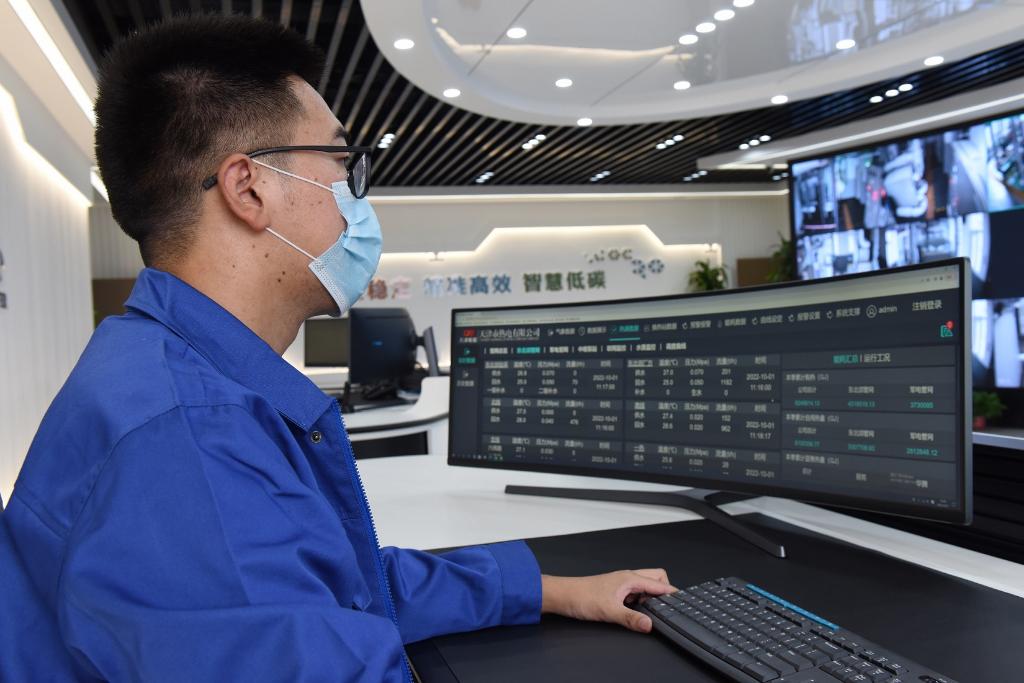 天津能源集团旗下企业天津市热电有限公司工作人员在热网调度中心监测