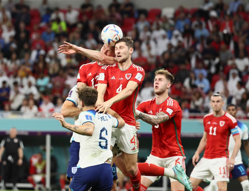 11月29日,威尔士队球员本·戴维斯(上右),基弗·摩尔(上左)在比赛中