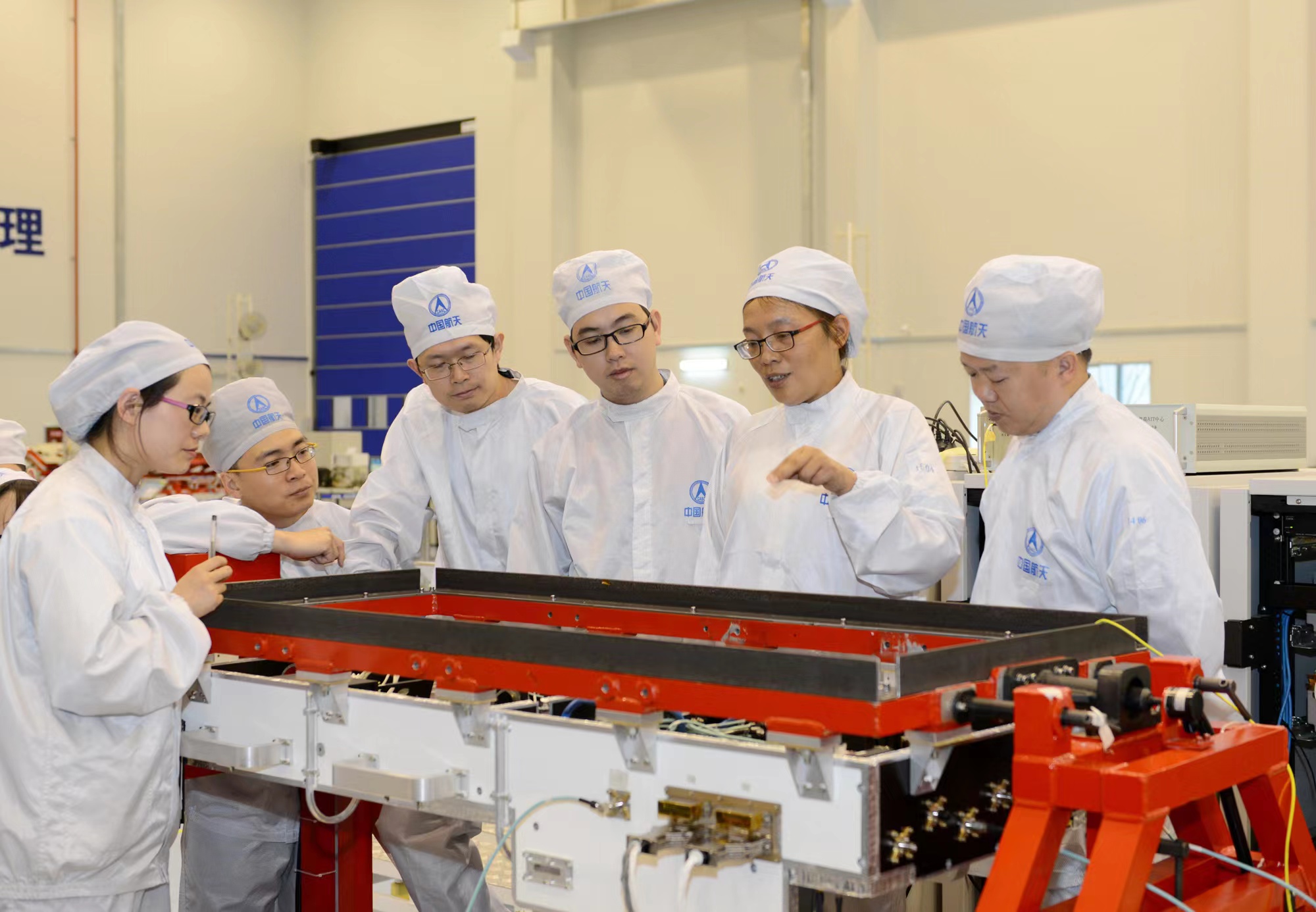 研制人员讨论空间站中继终端产品的测试工作.