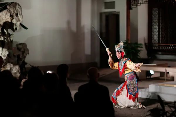 史依弘:我在美国演京剧《霸王别姬》,台下观众看哭了__财经头条