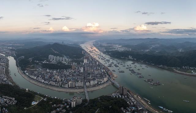 2022年11月28日，西江广西梧州市区段江面，一艘艘货船在航道上有序航行，一派繁忙景象。何华文摄