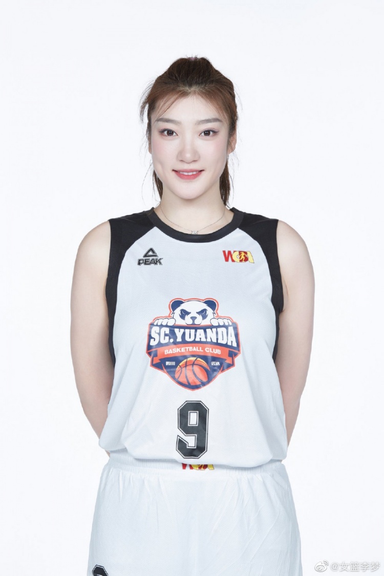 3分3.8篮板5.3助攻.今年夏天,李梦跟随中国队夺得女篮世界杯亚军.