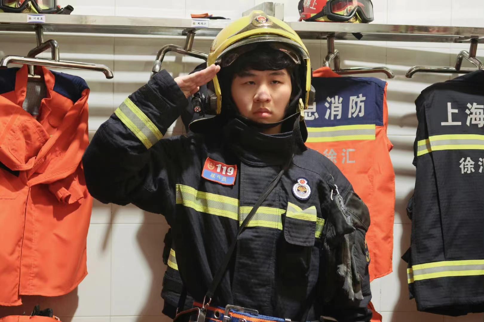 王志试穿消防员战斗服.&nbsp; 图/厦门vg王者荣耀官方微博