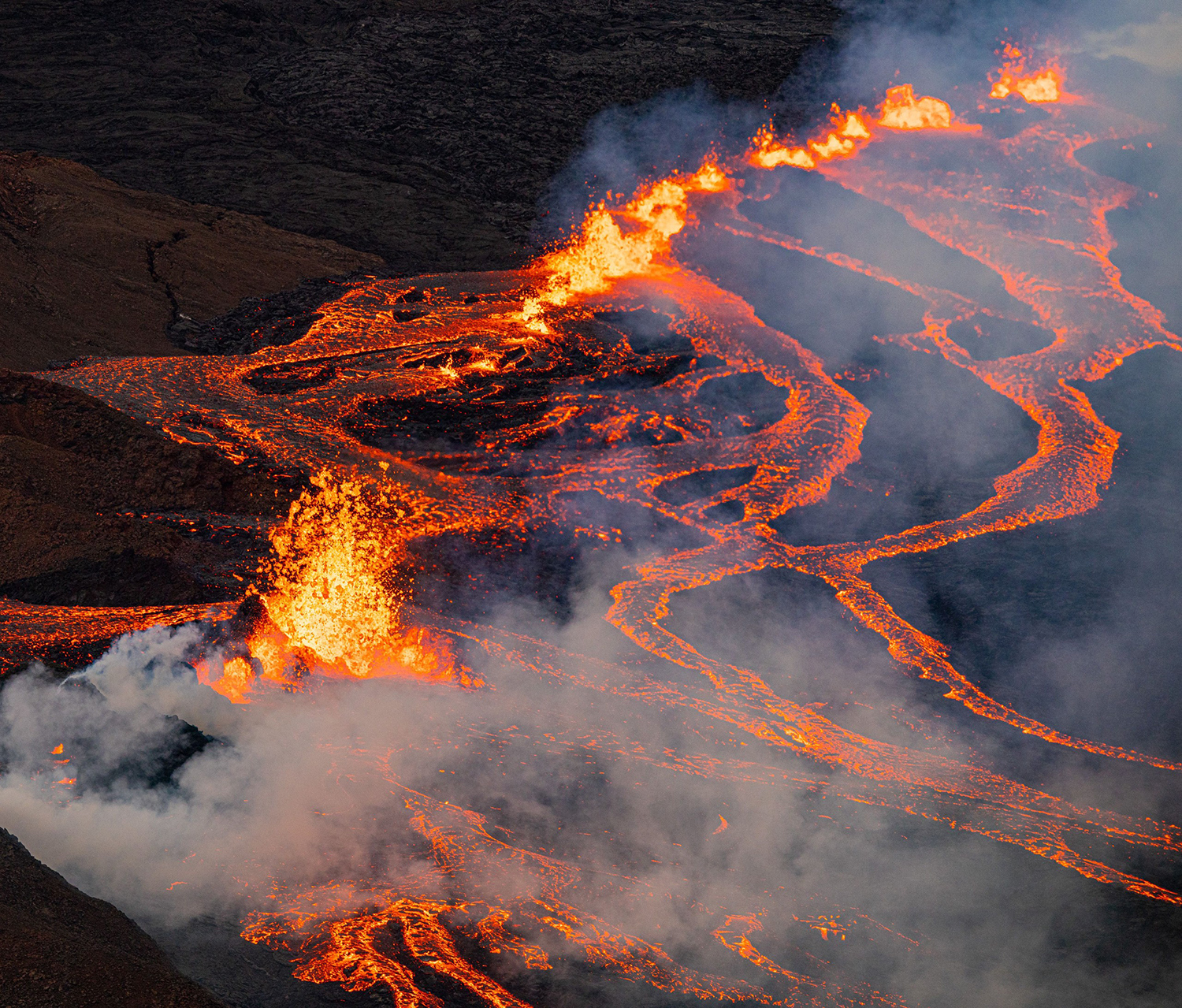 早安世界时隔近40年世界最大活火山喷发