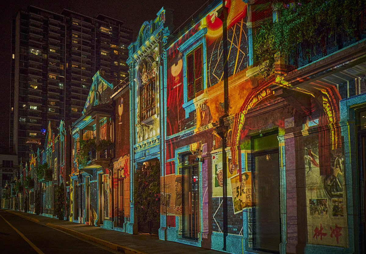 2022年11月27日晚,茂名北路沿街,上演石库门灯光秀.