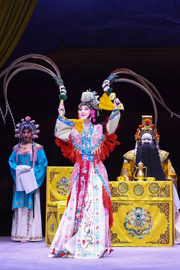 史依弘:我在美国演京剧《霸王别姬》,台下观众看哭了__财经头条