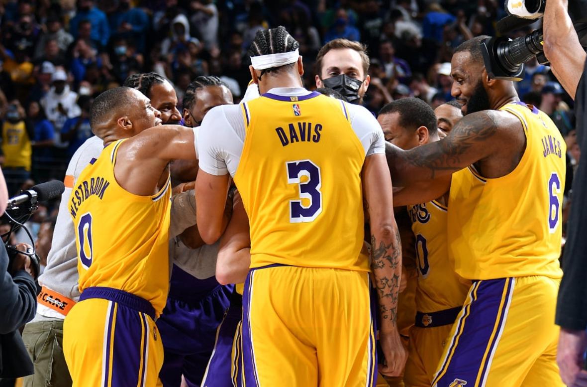 詹姆斯8投7中,威少压哨三分,湖人拒绝开拓者逆转|里夫斯|湖人|詹姆斯