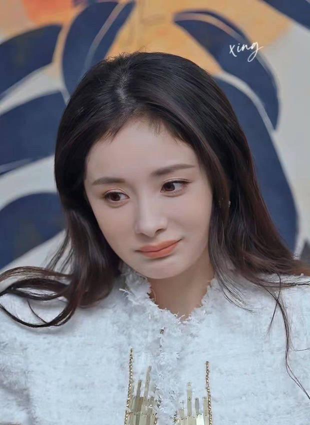 杨幂胎毛刘海太减龄,乖巧可爱少女感满满|杨幂|胎毛|刘海_新浪新闻