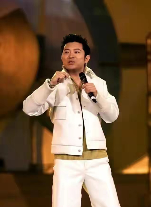 被踢伤眼睛疑视网膜脱落,双眼缠满纱布|视网膜脱落|罗中旭|瞿颖_新浪