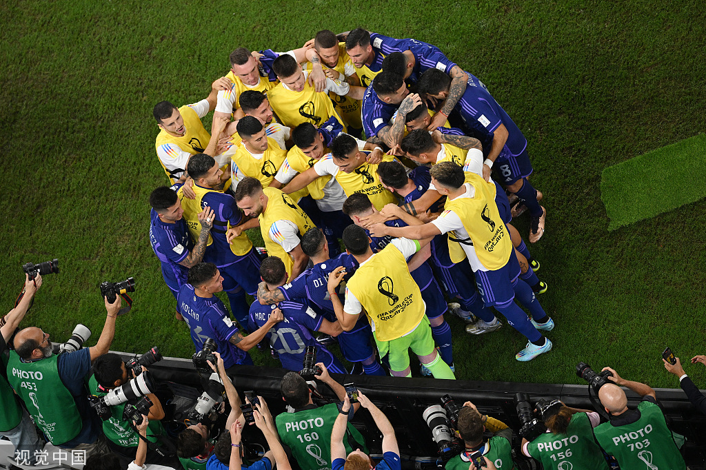 阿根廷全队庆祝小组第一晋级。