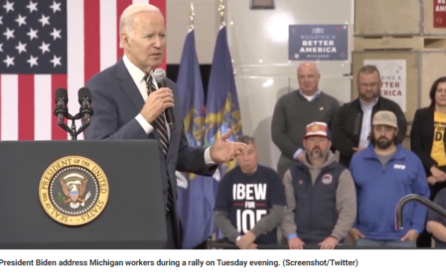 拜登说完，他们怒了：我们都是白痴？