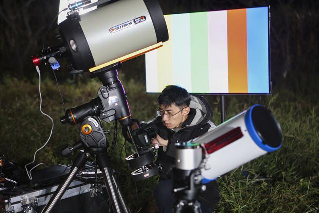 9月21日凌晨，刘博洋在架设望远镜等拍摄设备。图片均由新华每日电讯记者 郝昭 摄