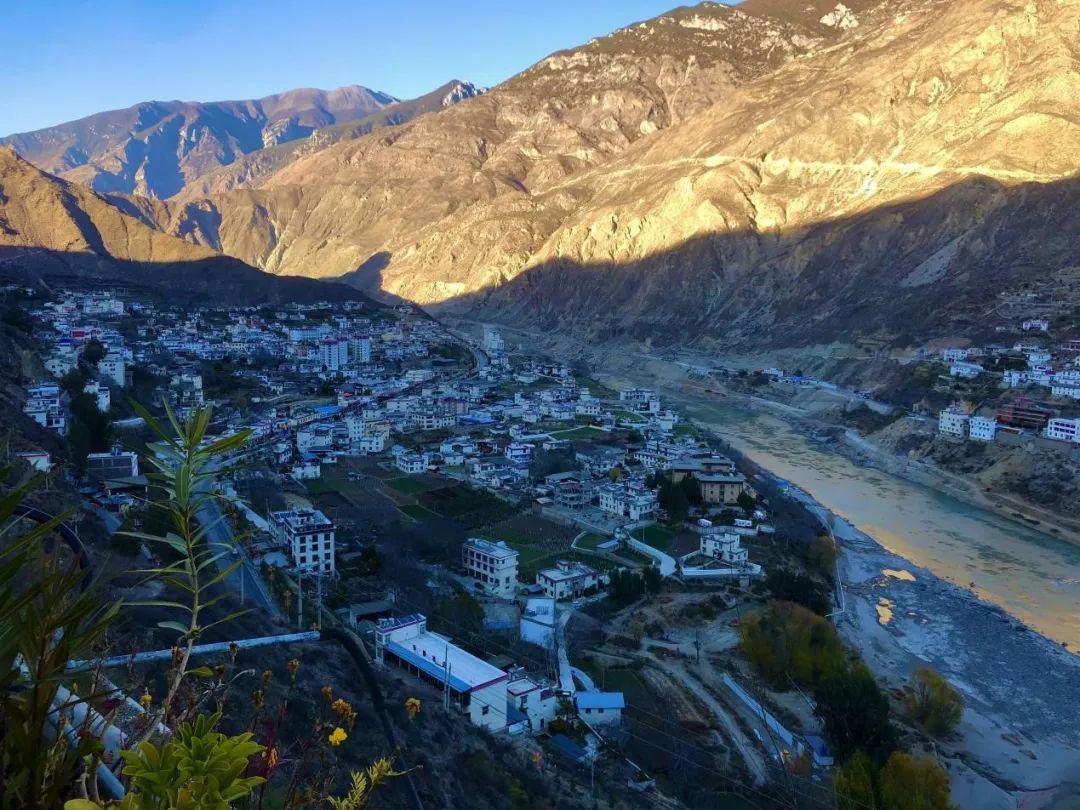 德钦县奔子栏镇:优势特色产业拓宽群众致富路__财经头条