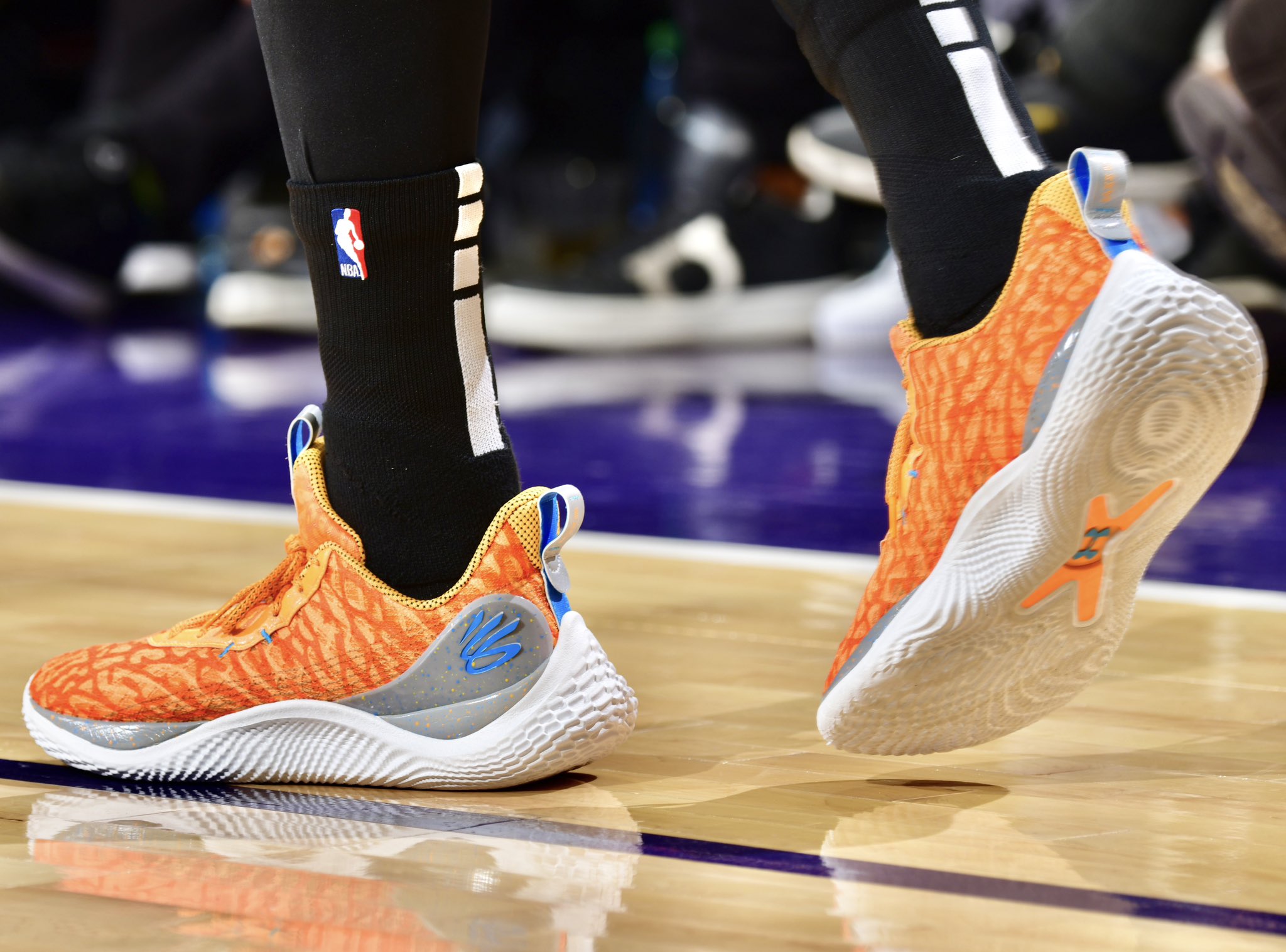 今日6投4中射落12分5板|达米恩|战靴|库里_新浪新闻