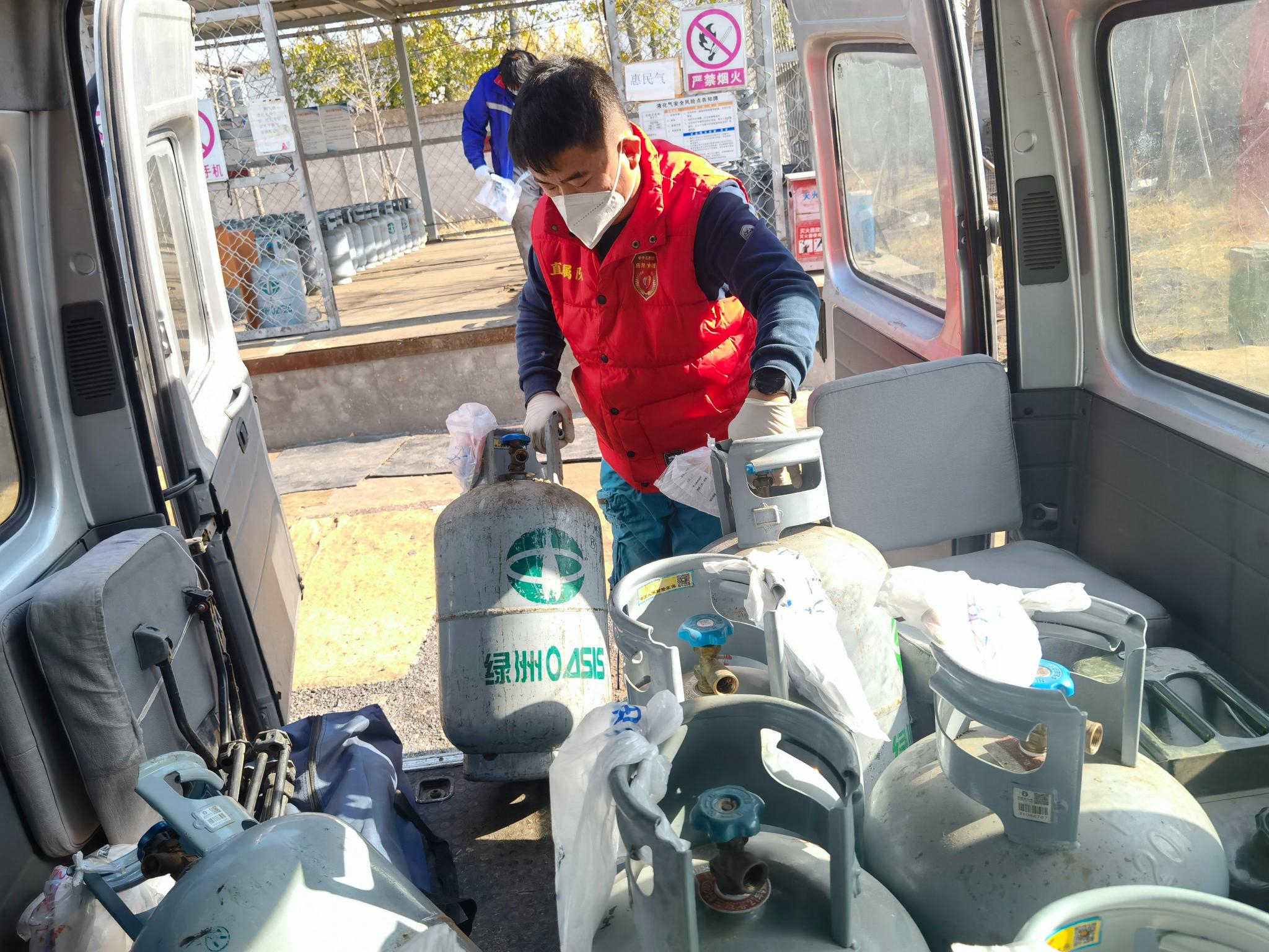 守护好"人间烟火",志愿者寒风中为封控村民换煤气|志愿者|村民|煤气罐
