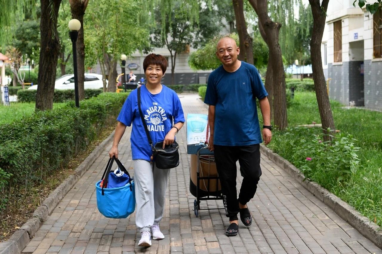 陈泽英(左)和范智一起上门为失能老人提供助浴服务。武晓喻 摄