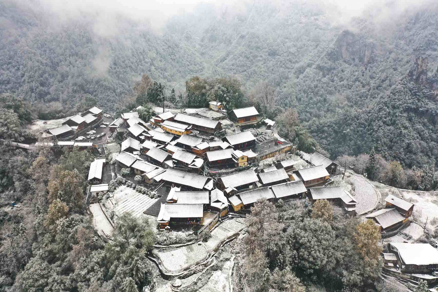 湖南湘西十八洞村:初雪驾到 深山苗寨美如画|苗寨|白雪|航拍_新浪新闻