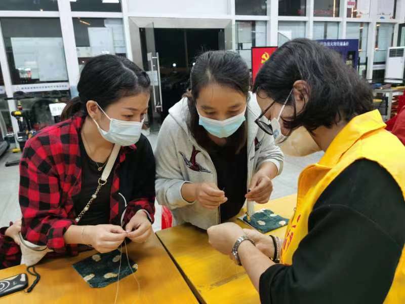 丰富社区女性业余生活,新湖楼村社区开展手工布艺制作活动__财经头条