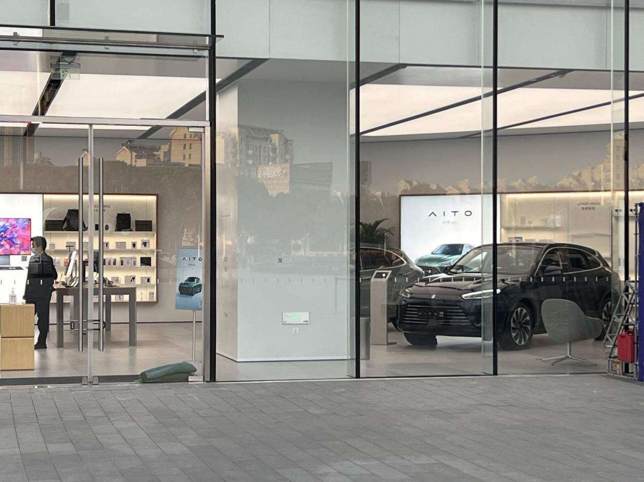 问界凭华为渠道大卖,但体验店能装下几个品牌?__财经头条