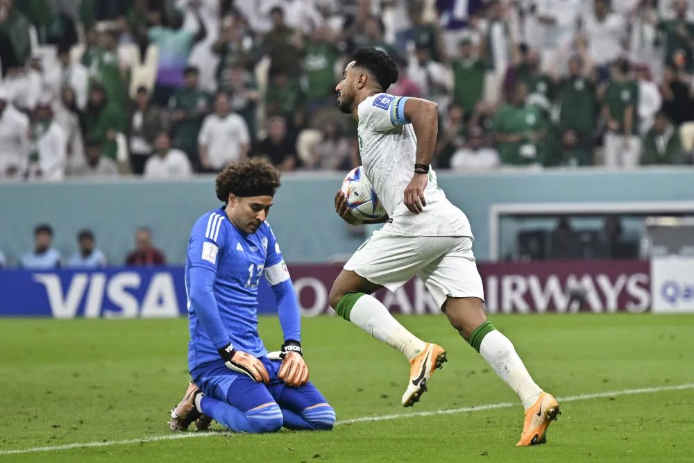 ▲11月30日，沙特阿拉伯队球员萨勒姆-达瓦萨里（右）在比赛中进球后。新华社记者辛悦卫摄