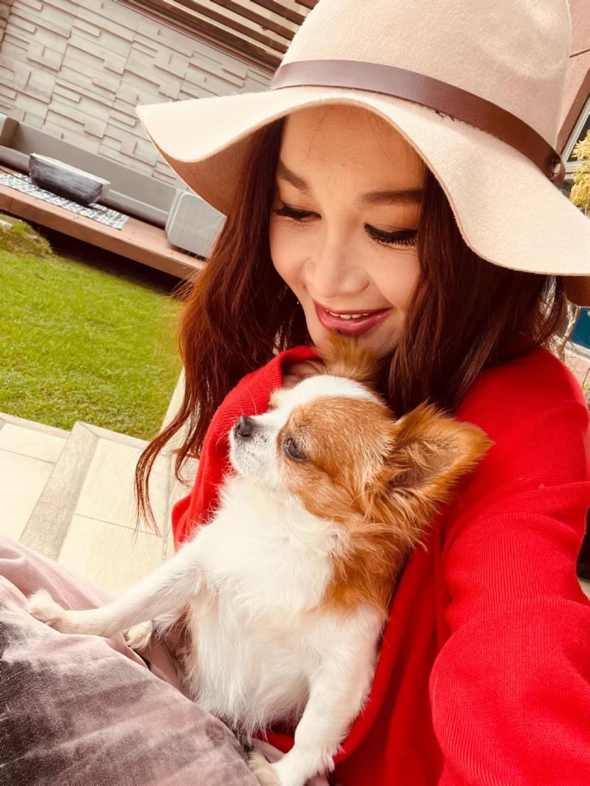 56岁温碧霞晒近况,露香肩性感甜美似少女,千万豪宅不见富豪老公