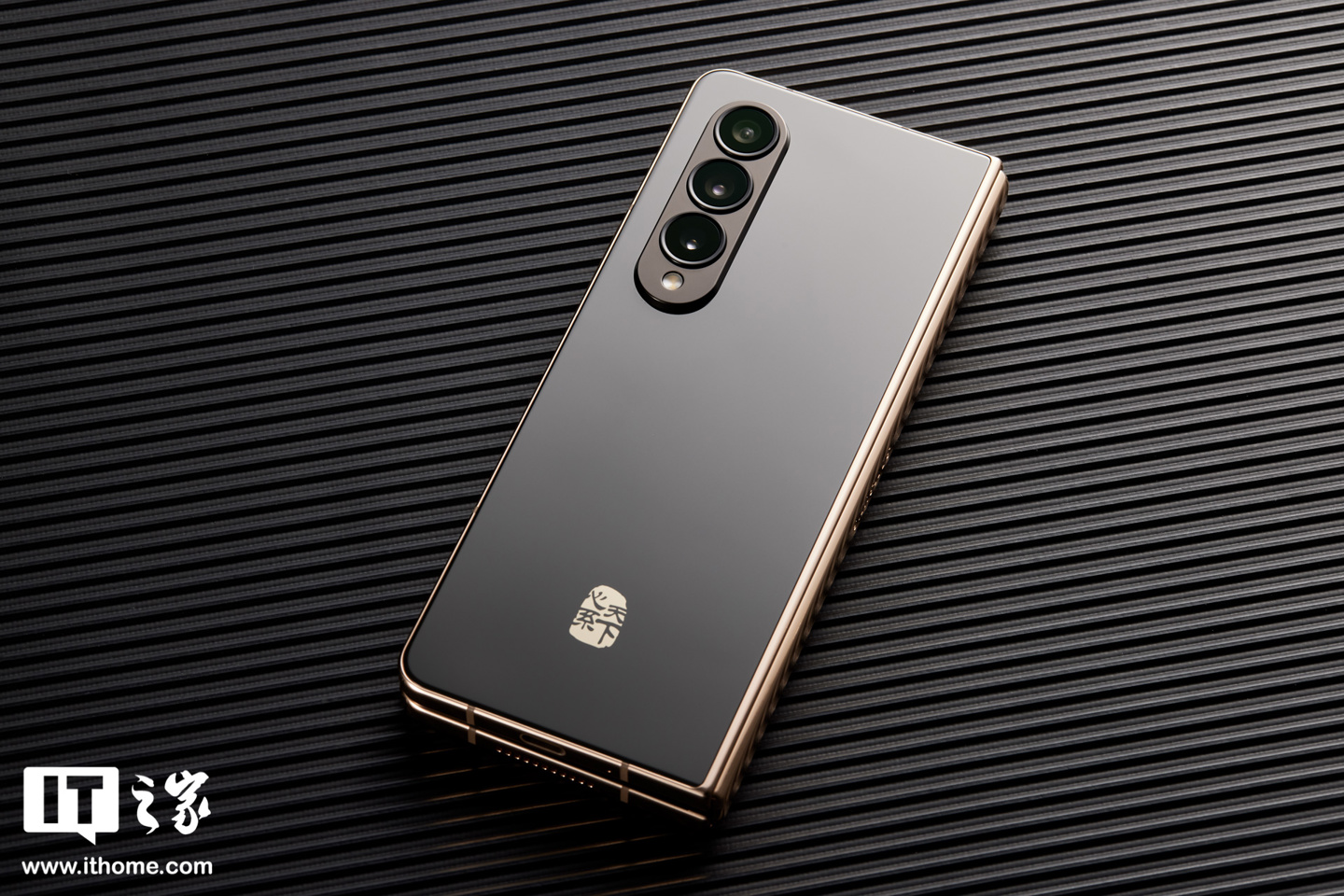 【it之家开箱】三星心系天下 w23 手机图赏:黑金折叠,奢华尊贵|三星
