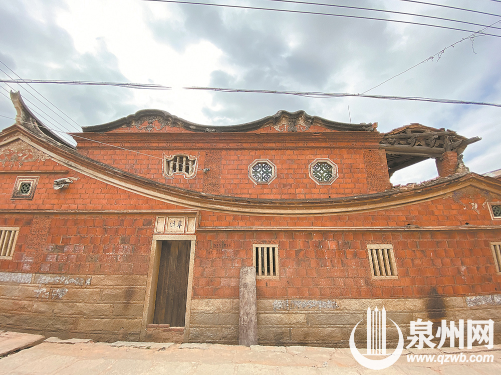 以红砖为底 配以造型不一的脊端筑造 闽南山墙古韵长|民居|山墙|屋顶_新浪新闻