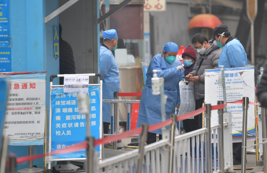 ▲2022年11月24日,北京中医药大学东直门医院,医务人员在检查入院人员的流调码。图/IC photo