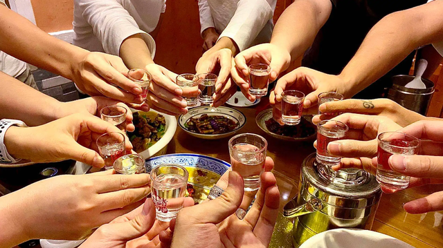 给别人倒酒,对方“敲桌子”是啥意思?建议弄懂,以免闹笑话__财经头条
