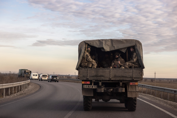 12月1日一辆乌克兰军用卡车行驶在东部顿涅茨克地区。（欧新社）