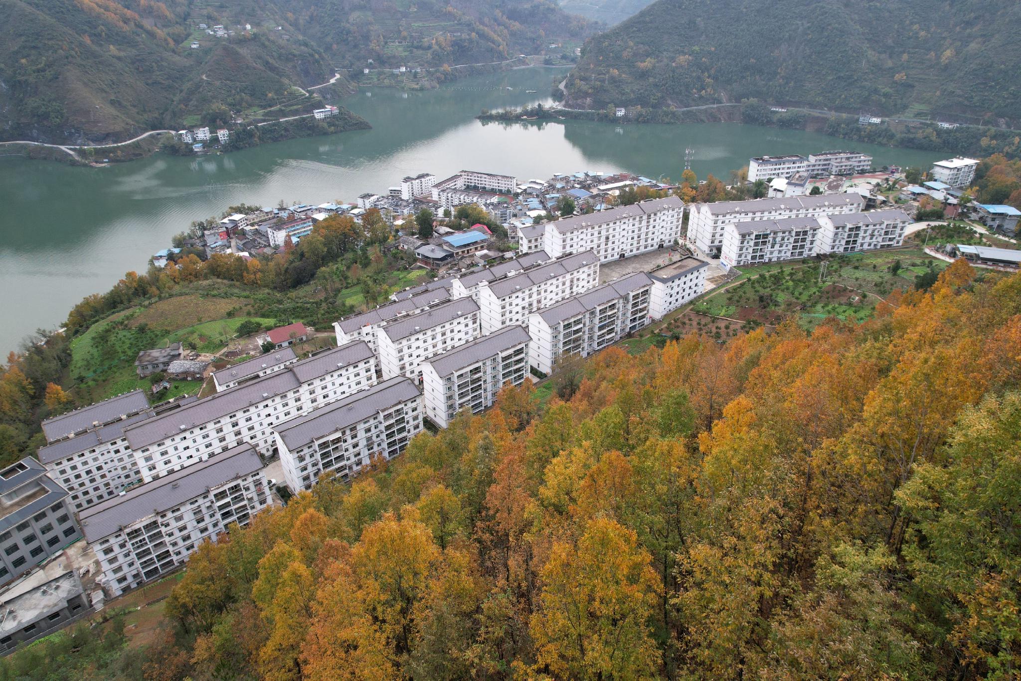 在陕西安康市紫阳县洞河镇二台子社区,易地搬迁群众住上了新楼房.