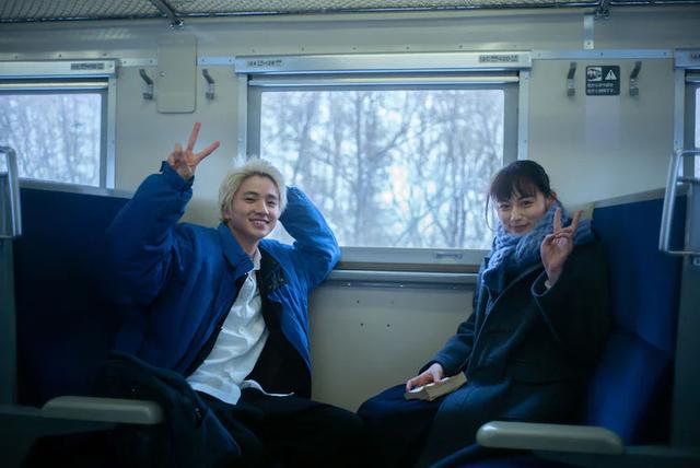 奈飞日剧《初恋》曝幕后工作照 佐藤健、满岛光和年轻演员们济济一堂|佐藤健|满岛光|初恋_新浪新闻